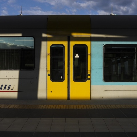 Ανήλικος παρασύρθηκε από αμαξοστοιχία του προαστιακού στην περιοχή του Ταύρου - Νοσηλεύεται στο Τζάνειο - Η ανακοίνωση της αστυνομίας.