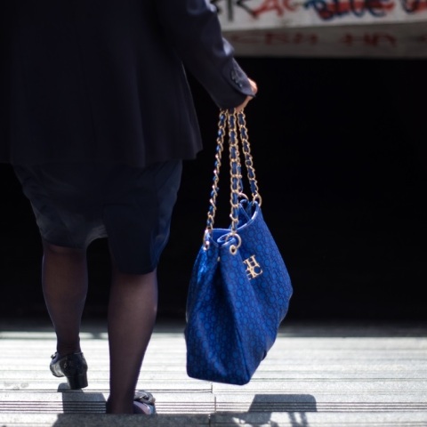 Εξαρθρώθηκε από την ΕΛΑΣ συμμορία που άρπαζε τσάντες από γυναίκες την ώρα που περπατούσαν - Σε διάφορες περιοχές της Αττικής εξαπλωνόταν η δράση τους.