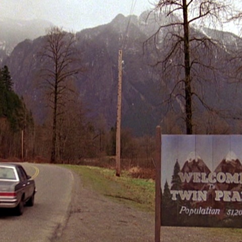 Σαν σήμερα 8 Απριλίου 1990: Το Twin Peaks του Ντέιβιντ Λιντς κάνει την πρεμιέρα του, μεταμορφώνοντας για πάντα το τηλεοπτικό τοπίο.