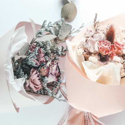 Ποιοι γιορτάζουν σήμερα 9 Απριλίου; Το εορτολόγιο της Athens Voice σου τους θυμίζει. Μην ξεχάσεις να τους δώσεις τις καλύτερες ευχές σου!