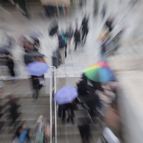 Πολίτες με ομπρέλα βγαίνουν από το μετρό Συντάγματος