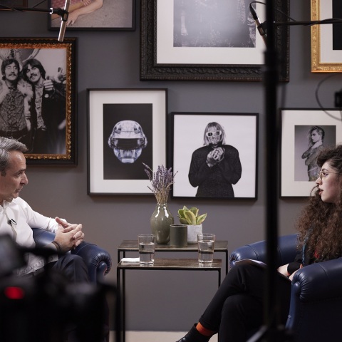 Ο Μάνος Βουλαρίνος σχολιάζει τις αντιδράσεις για τη συνέντευξη του Κυριάκου Μητσοτάκη στο podcast «Μπούκλα 99» και στη Νεφέλη Μεγκ.