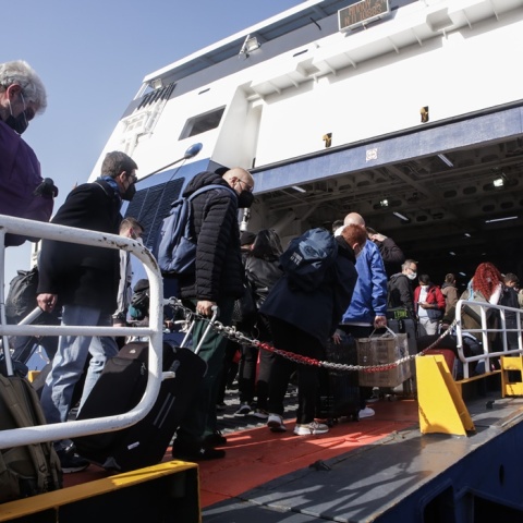 Εκδρομείς του Πάσχα πάνω στον καταπέλτη πλοίου στο λιμάνι του Πειραιά