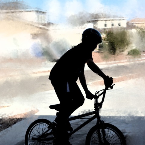 Παιδί πάνω σε ποδήλατο - Διακρίνεται η σκιά και όχι τα χαρακτηριστικά του