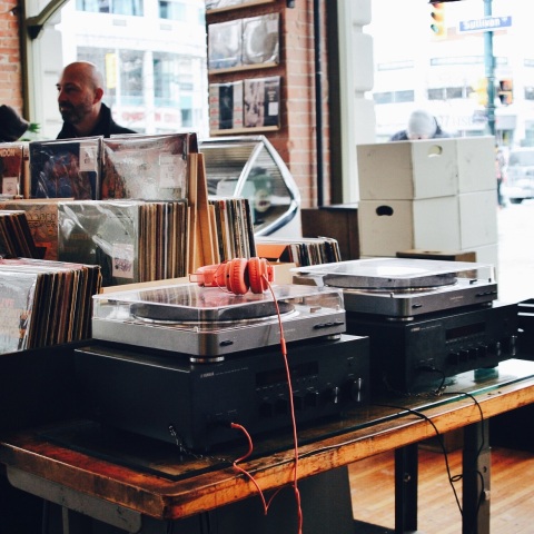 Η γοητεία των δισκοπωλείων και οι νέες κυκλοφορίες που έρχονται.