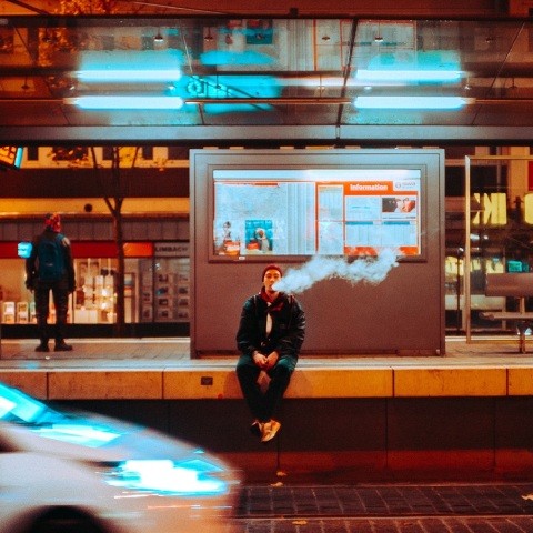 Βρετανία: Η κυβέρνηση θα ενθαρρύνει τους καπνιστές να περάσουν από τα τσιγάρα στο άτμισμα - Για πρώτη φορά στον κόσμο θα προσφερθούν κίνητρα για την αλλαγή.