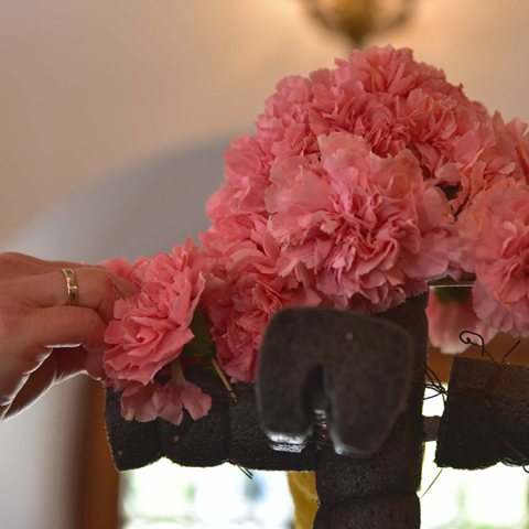 Στολίζοντας τον επιτάφιο στο Δημοτικό Γηροκομείο Χανίων