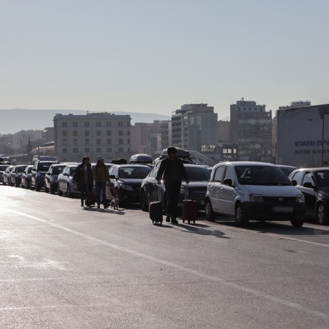 Αυτοκίνητα σε στοίχους στο λιμάνι του Πειραιά