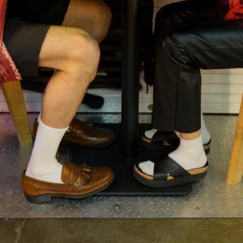 Οι έρευνες των αρχαιολόγων δείχνουν ότι οι αρχαίοι Ρωμαίοι φόρεσαν πρώτοι σανδάλια με κάλτσες. Όπως ειδικές κάλτσες για σανδάλια φορούσαν και οι αρχαίοι Αιγύπτιοι και οι Ιάπωνες. 