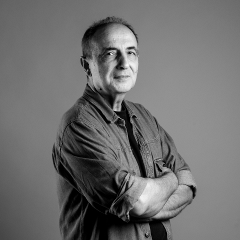 Ο Γιώργος Καρράς μιλάει για το νέο του άλμπουμ «Ασκήσεις Απλότητας» που κυκλοφορεί από τη United We Fly, τη μουσική του πορεία και τις Τρύπες.