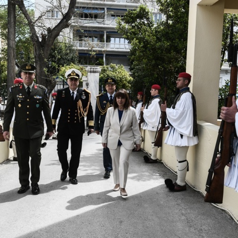 Πάσχα με τους εύζωνες της Προεδρικής Φρουράς για την Πρόεδρο της Δημοκρατίας, Κατερίνα Σακελλαροπούλου