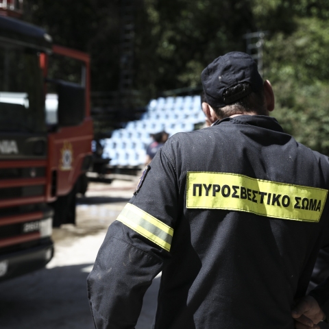 Πυροσβέστης με όχημα επιχειρούν για την κατάσβεση φωτιάς