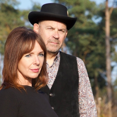 O Tim Vass, ιδρυτής των Razorcuts, μιλάει για το νέο σχήμα Silver Biplanes, το indie rock και τα 80s, πριν τη συναυλία τους στην Αθήνα, στο 1ο Athens Pop Fest and Convention.