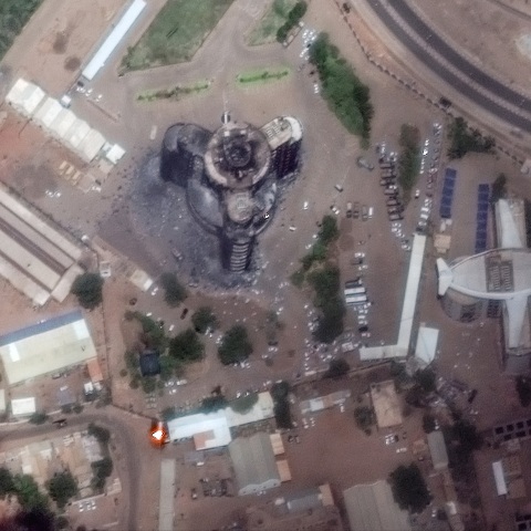 Σουδάν: Τουλάχιστον 185 νεκροί και 1.800 τραυματίες από τις μάχες, σύμφωνα με τον ΟΗΕ - Έκκληση για κατάπαυση του πυρός απευθύνει ο Λευκός Οίκος.