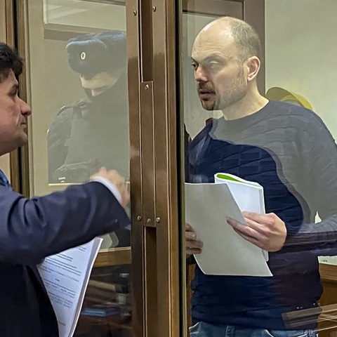 ΟΗΕ: Ο Ύπατος Αρμοστής για τα Ανθρώπινα Δικαιώματα καλεί τη Ρωσία να απελευθερώσει τον επικριτή του Κρεμλίνου - Η ΕΕ καταγγέλλει την ποινή που του επιβλήθηκε.