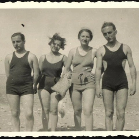 Μπαιν Μιξτ: Η ιστορία πίσω από τα πρώτα μεικτά θαλασσινά μπάνια ανδρών και γυναικών σε παραλίες της Αττικής, στα νότια προάστια της Αθήνας.