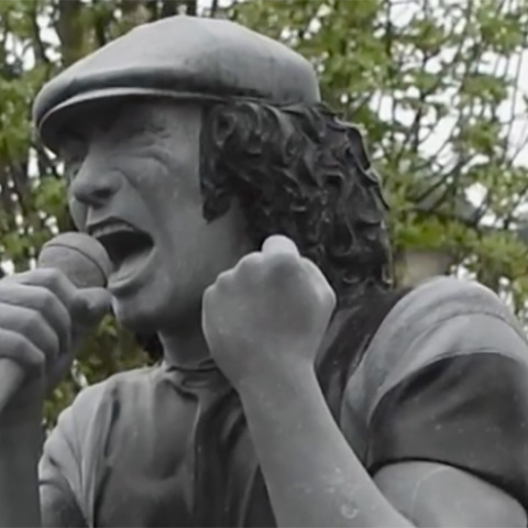 Το άγαλμα του Brian Johnson των AC/DC αποκαλύφθηκε στην πόλη όπου έκανε την πρώτη του live εμφάνιση