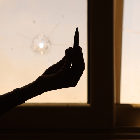 Σφαίρες διαπέρασαν παράθυρο - Χέρι κρατά τις σφαίρες