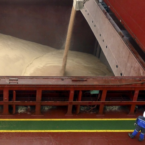 Ρουμανία, η επόμενη χώρα στην ανατολική Ευρώπη που εξετάζει την απαγόρευση στις εισαγωγές ουκρανικών σιτηρών - Απειλείται με «διακοπή» η Μαύρη Θάλασσα. 