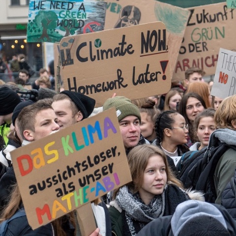 Η κλιματική οργάνωση «Τελευταία Γενιά» ανακοίνωσε δράσεις διαμαρτυρίας οι οποίες «θα παραλύσουν» το Βερολίνο - Το σχέδιο των ακτιβιστών για «ειρηνικό αδιέξοδο».