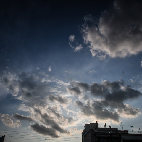 Σύννεφα κρύβουν τον ήλιο από τον αττικό ουρανό