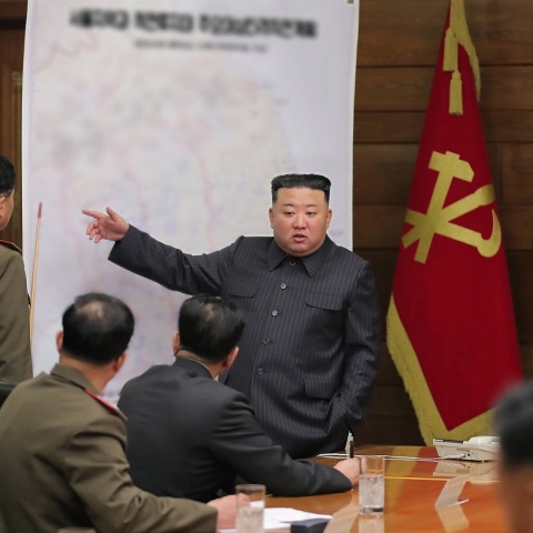 Βόρεια Κορέα: Ο Κιμ ζήτησε να εκτοξευθεί ο πρώτος κατασκοπευτικός δορυφόρος της χώρας - Αμφισβητούν οι ειδικοί την τεχνολογική ικανότητα της Πιονγκγιάνγκ.