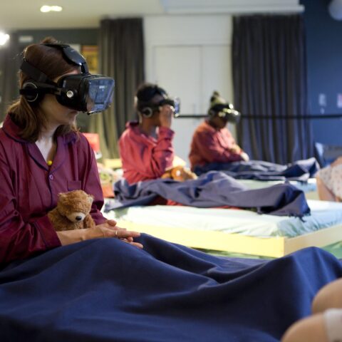 H περφόρμανς Good night, sleep tight στο Πανηγύρι στην Ελευσίνα