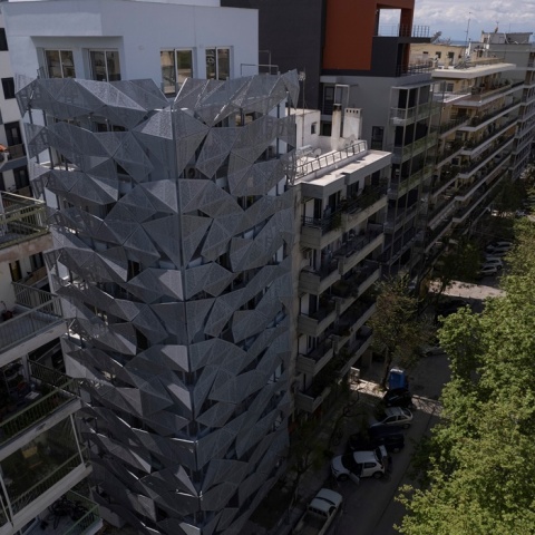 Θεσσαλονίκη: Κτίριο αλλάζει χρώμα ανάλογα με τις διαθέσεις του καιρού