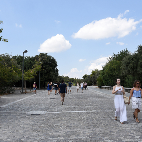 Τουρίστες σε αρχαιολογικούς χώρους της Αθήνας