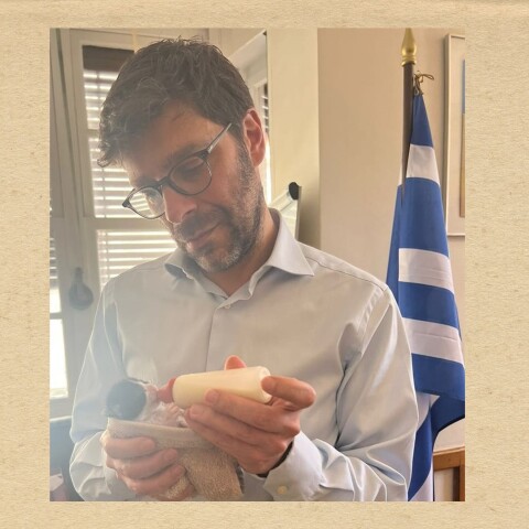 Νικόλας Γιατρομανωλάκης: Τον κατηγόρησαν ότι δεν δουλεύει γιατί έσωσε ένα γατάκι και το περιέθαλψε στο γραφείο του - Η απάντηση του υφυπουργού Πολιτισμού.