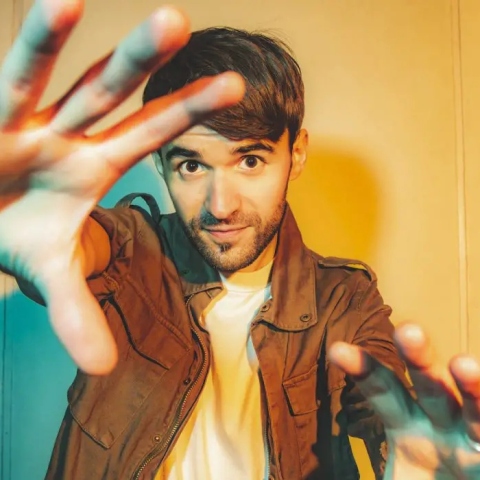 Gizmo Varillas - Love Over Eveything: Tο τραγούδι της ημέρας, Πέμπτη 20 Απριλίου 2023, από τον Athens Voice 102.5