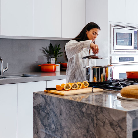 Μια γυναίκα μαγειρεύει. 