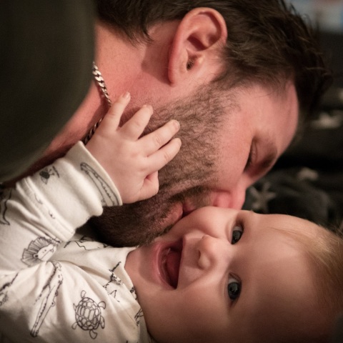 Άδεια 14 ημερών σε πατέρες παιδιών που γεννήθηκαν από τις 19 Ιουνίου 2021 και άλλες πέντε νέες ειδικές άδειες για εργαζόμενους γονείς και φροντιστές.