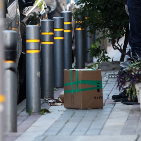 Γκαζάκια έξω από σπίτι στη Δάφνη