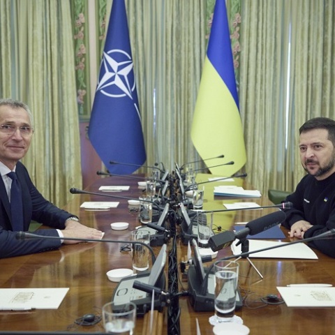 ΝΑΤΟ - Στόλτενμπεργκ: Η Ουκρανία θα γίνει μέλος της Ατλαντικής Συμμαχίας - «Το βασικό τώρα είναι να διασφαλισθεί ότι θα νικήσει τη Ρωσία»