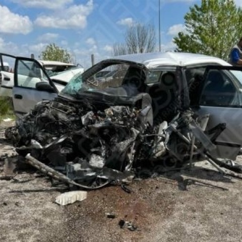 Ορεστιάδα: Θανατηφόρο τροχαίο με τρεις νεκρούς μετά από μετωπική σύγκρουση ΙΧ και επαγγελματικού οχήματος - Η ανακοίνωση της Πυροσβεστικής.