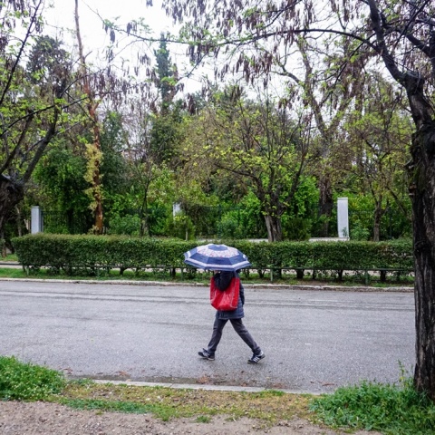 Βροχή στο κέντρο της Αθήνας - Γυναίκα με ομπρέλα