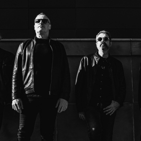 Λευκή Συμφωνία: Ο τραγουδιστής της ιστορικής αθηναϊκής μπάντας, Θοδωρής Δημητρίου, μιλάει για το νέο άλμπουμ «Άνθη της Σιωπής», τη μουσική και τη ζωή του.