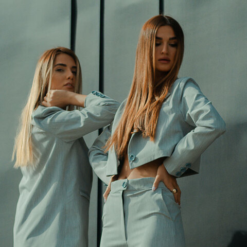 Κοπέλες ποζάρουν με ρούχα μόδας