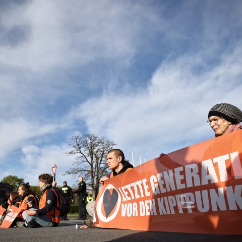 Γερμανία: Η οργάνωση για το κλίμα «Τελευταία Γενιά» έχει κλείσει 30 κεντρικές διασταυρώσεις στο Βερολίνο - Σε εξέλιξη μεγάλη επιχείρηση της αστυνομίας