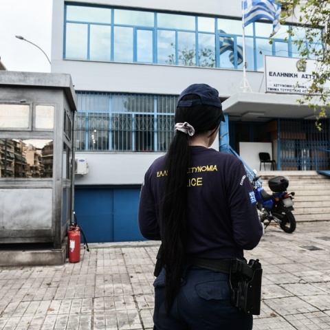 Αστυνομικός έξω από Α. Τ. Ακροπόλεως