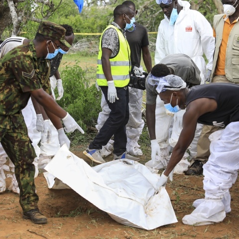 Νεκρά μέλη αίρεσης που νήστεψαν μέχρι θανάτου στην Κένυα - Οι αρχές μεταφέρουν σάκους με πτώματα
