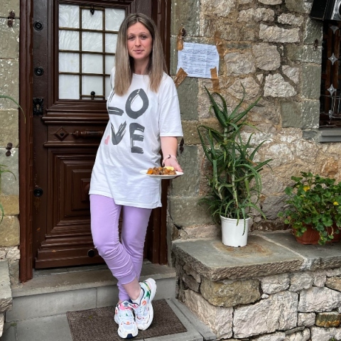 Η Λάουρα Κελέτση δεν είναι μόνο η ιδιοκτήτρια της ταβέρνας Προσήλιο αλλά και μια ατρόμητη κυνηγός αγριογούρουνων στα άγρια δάση των Τζουμέρκων