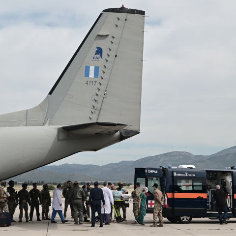 Έλληνες που απεγκλωβίστηκαν από το Σουδάν φτάνουν στην Ελευσίνα