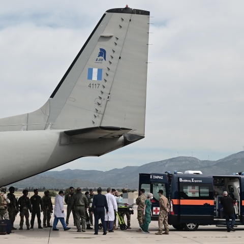 Φωτογραφία από την άφιξη του πρώτου Έλληνα τραυματία στην Ελευσίνα