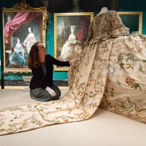 Περιγραφή των εκθεμάτων μιας έκθεσης για τους βασιλικούς γάμους και τη Μόδα της Γεωργιανής περιόδου στη Βρετανία που γίνεται στο The Queen’s Gallery στο Παλάτι του Μπάκιγχαμ στο Λονδίνο. 