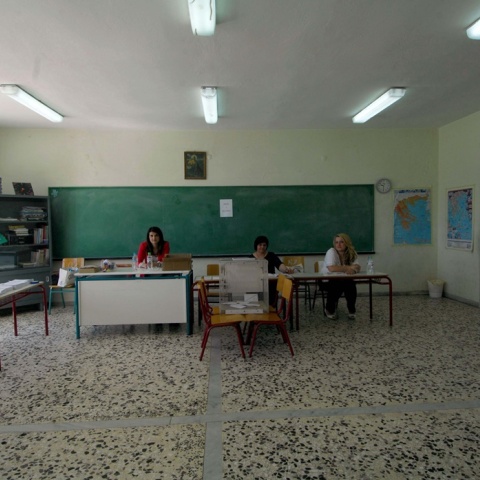 Σχολική τάξη χωρίς θρανία έχει εξοπλιστεί με κάλπες και ψηφοδέλτια στο πλαίσιο εκλογών