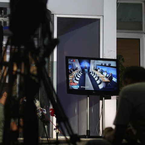 Οι δημοσιογράφοι κυρίως (αλλά και οι πολιτικοί, ως κομμάτι της ίδιας παρέας) συνηθίζουν να θεωρούν σημαντικά και να ασχολούνται πολύ με ζητήματα που αφορούν μόνο τους ίδιους