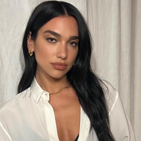 Dua Lipa: Ζευγάρι με τον σκηνοθέτη Ρομέν Γαβρά - Η ανάρτηση της ποπ σταρ στο Instagram με την κοινή τους φωτογραφία που επιβεβαίωσε τις φήμες.