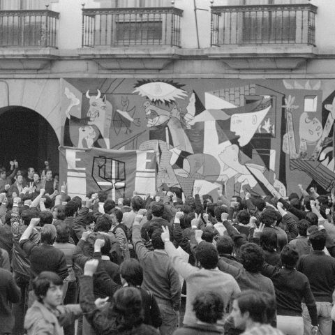 Guernica: Σαν σήμερα 26 Απριλίου 1937, βομβαρδίζεται από γερμανικά και ιταλικά αεροσκάφη στη διάρκεια του ισπανικού εμφυλίου - Η καταστροφή και η φρίκη που αποτύπωσε ο Πικάσο στον διασημότερο πίνακά του